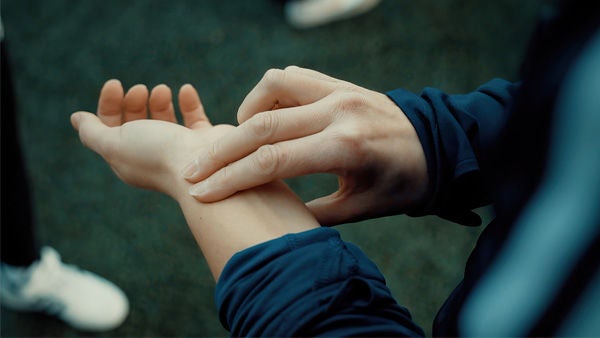 Eine Person misst an ihrer linken Hand mit Mittel- und Zeigefinger den Puls.. Bildquelle: Deutsche Herzstiftung