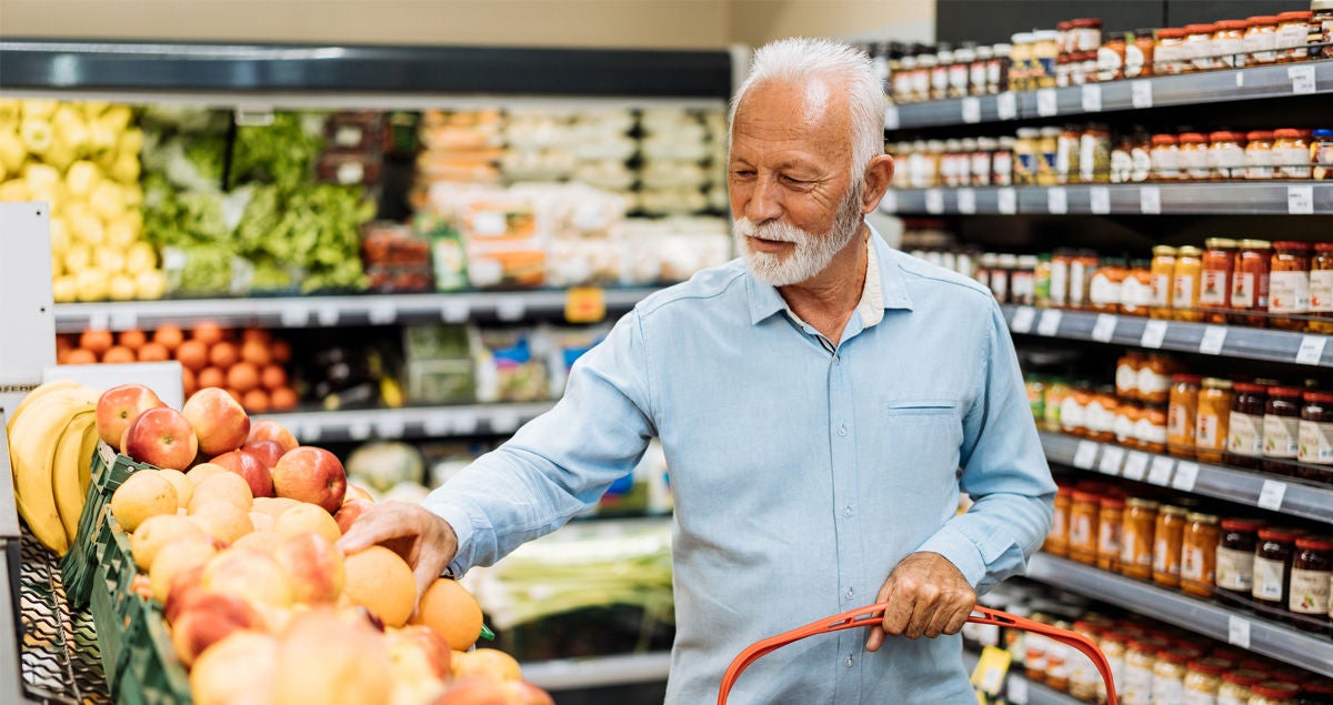 Ein Mann mit Vorhofflimmern, der auf seine Ernährung achtet, kauft Obst und Gemüse ein. Bildquelle: iStock/Drazen_